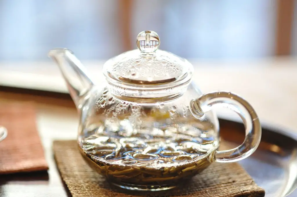 Brewing loose leaf jasmine tea using a clear glass tea kettle