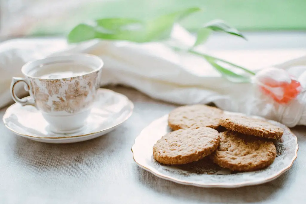 A cup of light oolong tea and a plate of cookies for afternoon tea