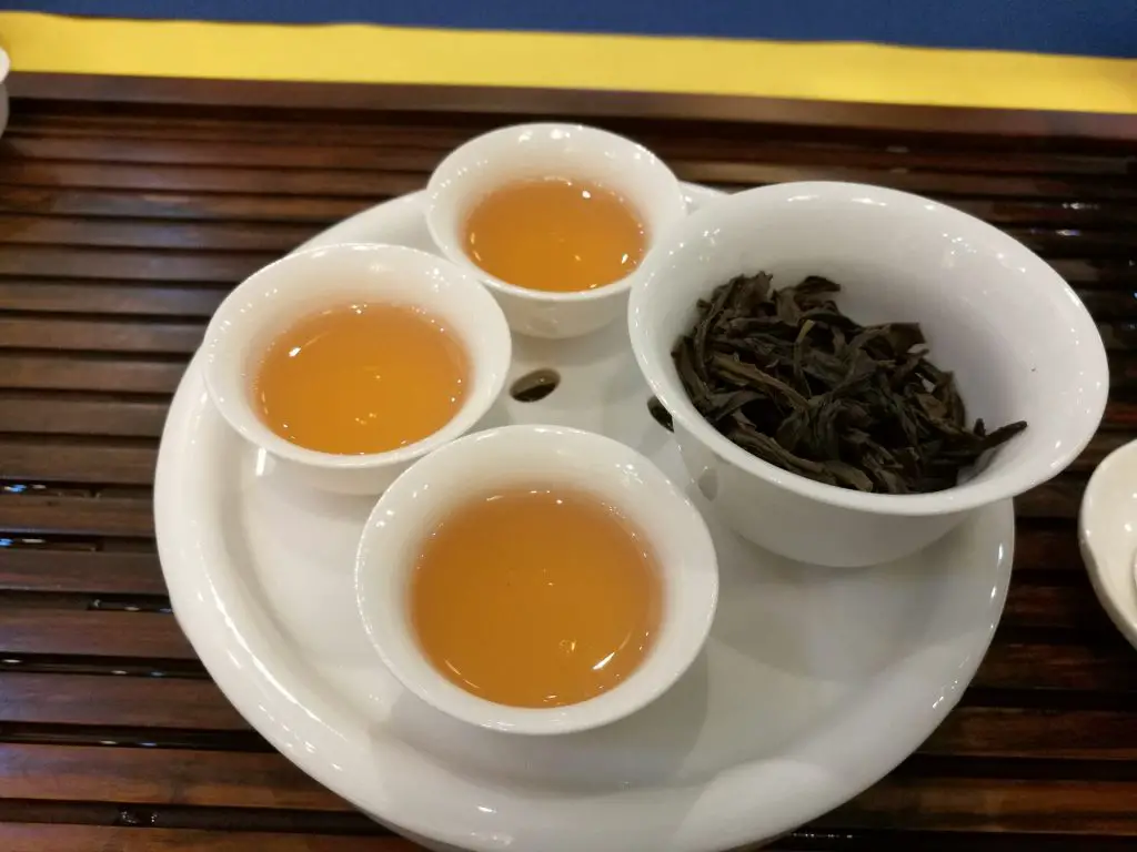 Three cups of oolong tea and a cup of oolong leaves 